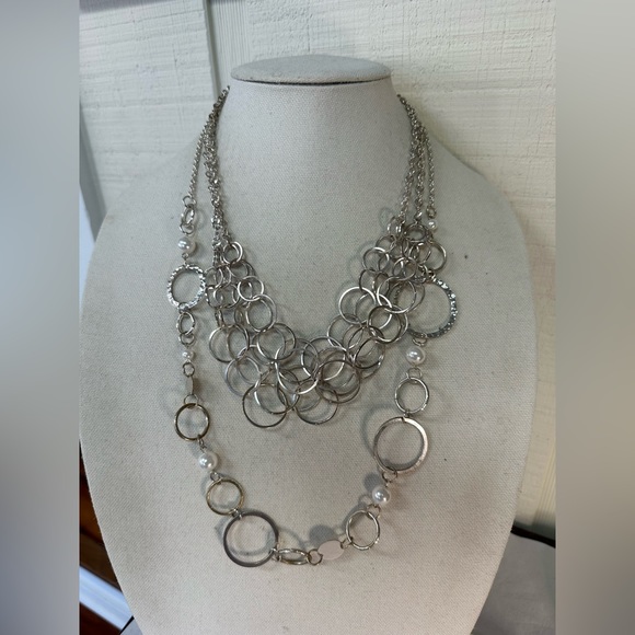 Three silvertone circle and pearl bead necklaces - Picture 5 of 8